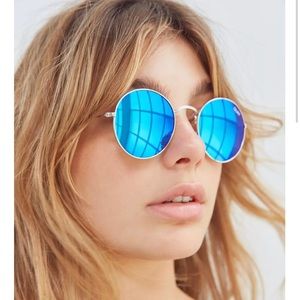 Quay sunglasses - like new- round Mod Star